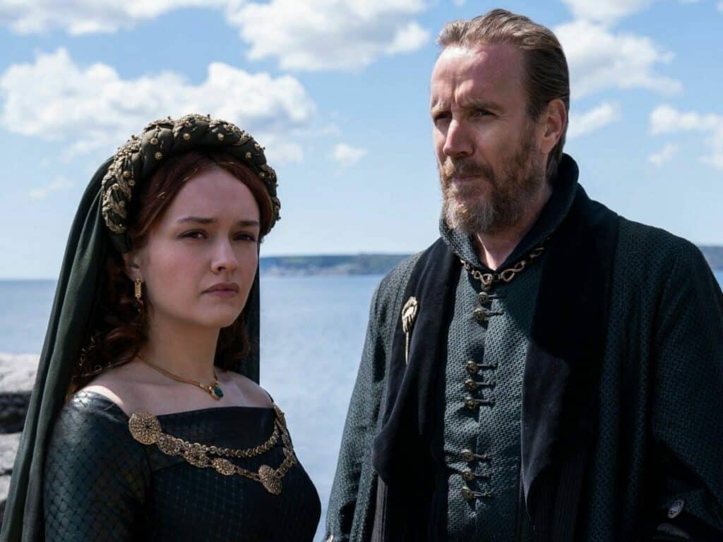 Olivia Cooke com Rhys Ifans em House of the Dragon